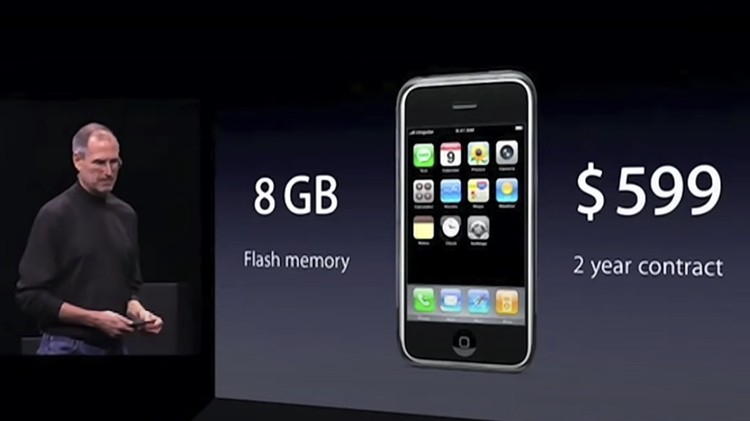 Peluncuran iPhone Pertama Peluncuran iPhone pertama pada 2007 oleh Steve Jobs