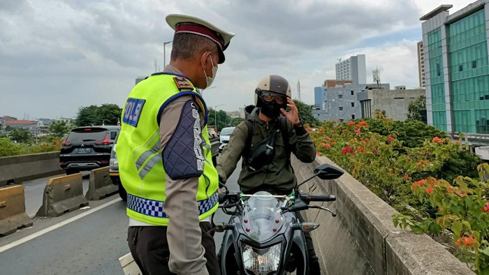 Pemotor melintas di fly over Pesing