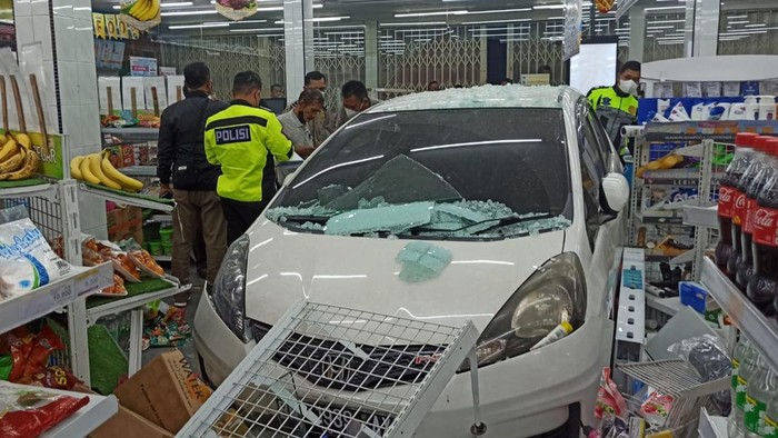Penampakan mobil yang tabrak motor dan minimarket di Pekanbaru. (Foto: Istimewa)