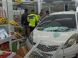Mobil Tabrak Motor-Masuk Minimarket di Pekanbaru, 3 Orang Luka