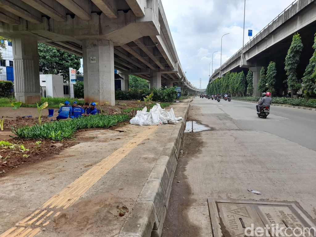 Penanganan masalah genangan di Jl DI Panjaitan, Jakarta Timur, 10 Januari 2021. (Marteen Ronaldo Pakpahan/detikcom)