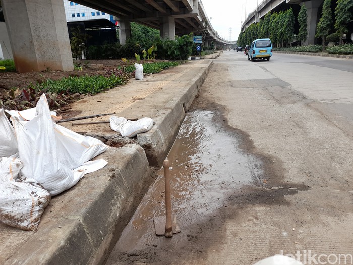 Penanganan masalah genangan di Jl DI Panjaitan, Jakarta Timur, 10 Januari 2021. (Marteen Ronaldo Pakpahan/detikcom)