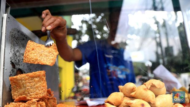 Penjual gorengan (CNBC Indonesia/Muhammad Sabki)