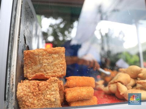 Penjual gorengan (CNBC Indonesia/Muhammad Sabki)