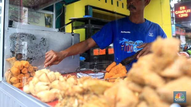 Penjual gorengan (CNBC Indonesia/Muhammad Sabki)