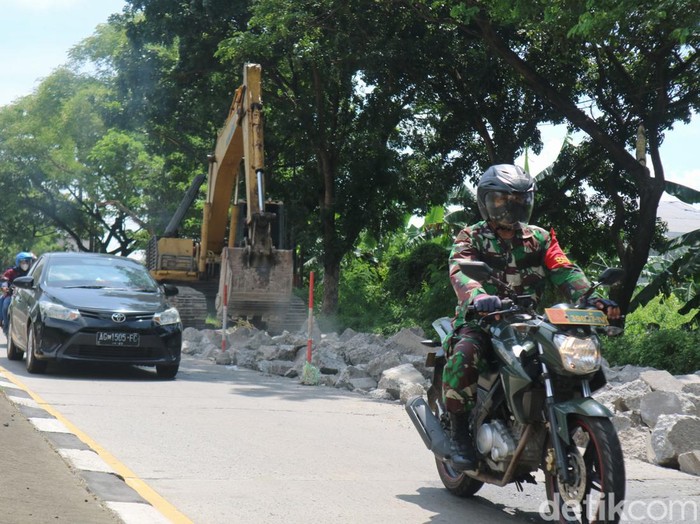Perbaikan jalan di Lingkar Kudus-Semarang, Senin (10/1/2022).