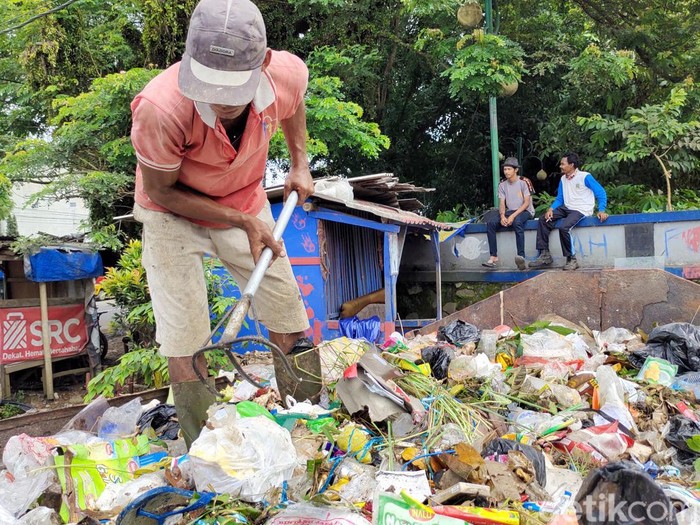 Petugas kebersihan tengah merapikan tumpukan sampah di Rangkasbitung, Lebak