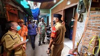 Camat Tamansari Agus Sulaeman mengimbau para pedagang di Pasar Krukut untuk mengikuti tes usap. Jika para pedagang enggan di-tracing, mereka tak diperbolehkan berjualan kembali. Sebagai informasi, ada sekitar 20 kios pedagang di Pasar Krukut. (Foto: Karin/detikcom)
