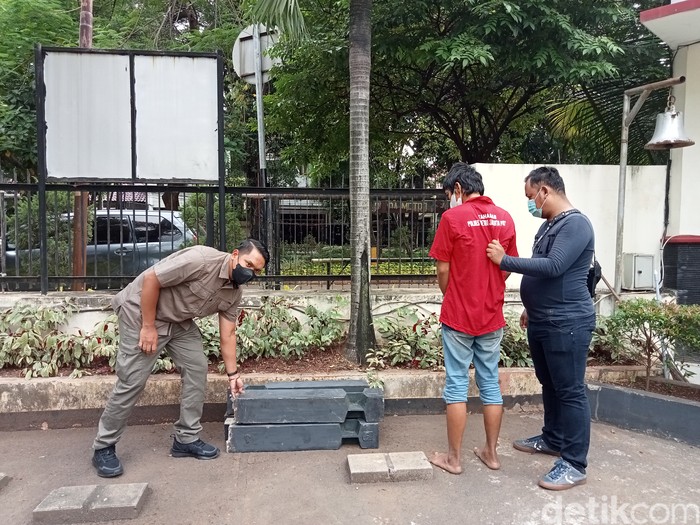Polisi menangkap pelaku pencurian tiang pembatas trotoar di Jalan Diponegoro, Menteng, Jakarta Pusat (Anggi Muliasari/detikcom)