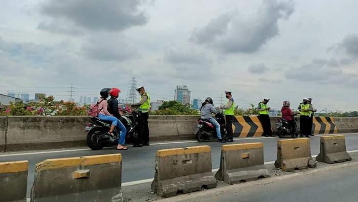 Polisi razia pemotor di flyover Pesing, Jakarta Barat, Senin (9/1/2022).