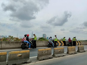 Polisi Gelar Razia di Flyover Pesing, Pemotor Langsung Ditilang!