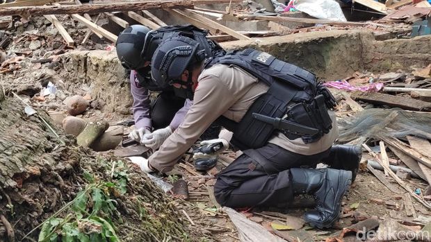 im Gegana Polda Banten terjun ke lokasi rumah seorang warga di Kampung Cisaat, Desa Tangkilsari, Kecamatan Cimanggu, Pandeglang, Banten yang mengalami ledakan maut pada Minggu (9/1) malam. Di lokasi tersebut, gegana menemukan sejumlah benda yang disinyalir merupakan bahan peledak.