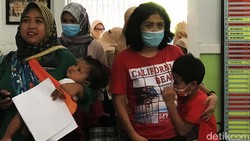 Vaksinasi COVID-19 untuk anak 6-11 tahun digelar di SDN Suryakencana CBM, Kota Sukabumi. Beberapa anak tampak menangis dan menutup mata saat disuntik.