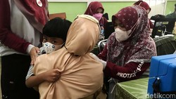 Vaksinasi COVID-19 untuk anak 6-11 tahun digelar di SDN Suryakencana CBM, Kota Sukabumi. Beberapa anak tampak menangis dan menutup mata saat disuntik.
