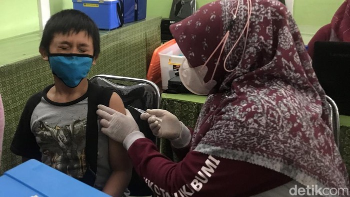 Potret Anak SD Disuntik Vaksin, Tutup Mata Hingga Menangis Vaksinasi COVID-19 untuk anak 6-11 tahun digelar di SDN Suryakencana CBM, Kota Sukabumi. Beberapa anak tampak menangis dan menutup mata saat disuntik.
