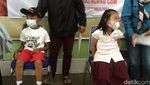 Potret Anak SD Disuntik Vaksin, Tutup Mata Hingga Menangis