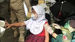 Potret Anak SD Disuntik Vaksin, Tutup Mata Hingga Menangis
