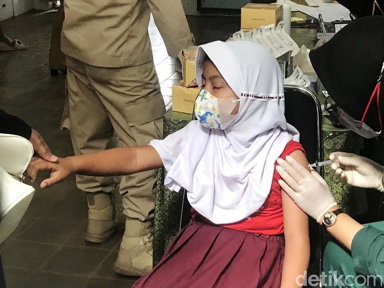 Potret Anak SD Disuntik Vaksin, Tutup Mata Hingga Menangis