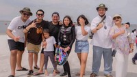 Dua sosok wanita yang sangat berpengaruh dalam hidup sang pengusaha energi, Gracey Tambunan, Hariara Tambunan (tengah) Elizabeth Hariara Tambunan. Demi meraih prestasi Internasional, Hariara tak segan mensupport penuh sang cucu Aurora Tambunan dalam dunia olahraga jetski yang telah teruji di beberapa kejuaraan nasional.