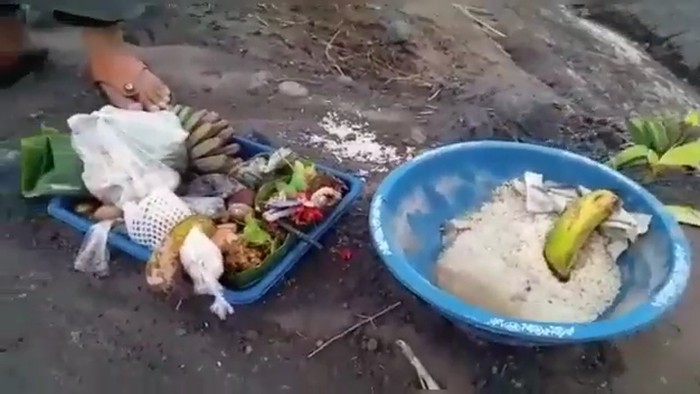 pria tendang sesajen