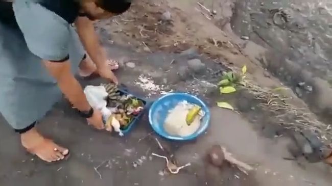 pria tendang sesajen