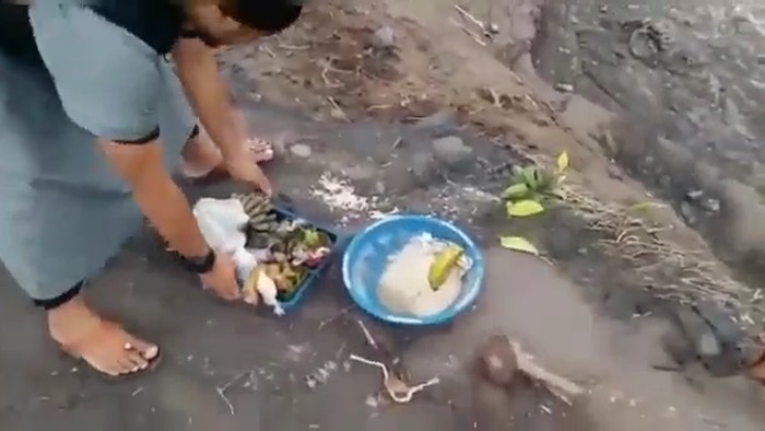 pria tendang sesajen
