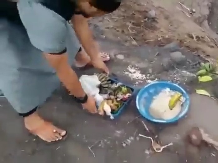 pria tendang sesajen