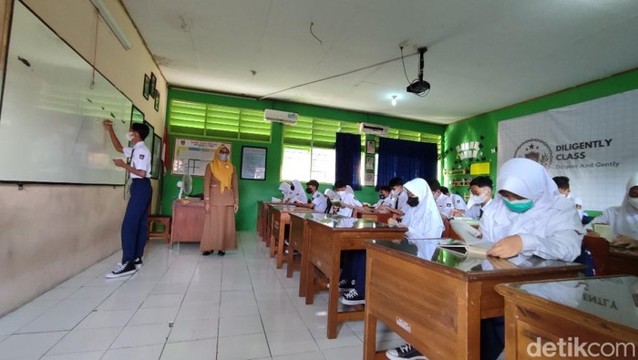 Seluruh sekolah di Kabupaten Ciamis, Jawa Barat, melaksanakan pembelajaran tatap muka (PTM) 100 persen, Senin (10/1/2022).
