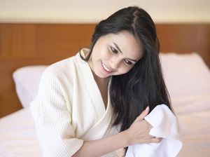 8 Cara Agar Rambut Cepat Panjang, Bilas Pakai Air Dingin