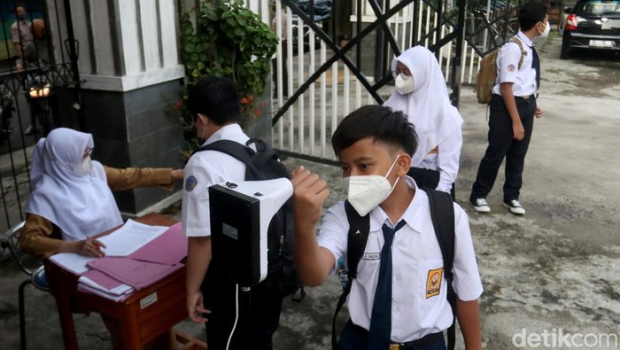 Sebanyak 330 sekolah mulai dari tingkat SD hingga SMP di Kota Bandung gelar PTM 100 persen hari ini. Kegiatan tersebut digelar dengan menerapkan prokes ketat.