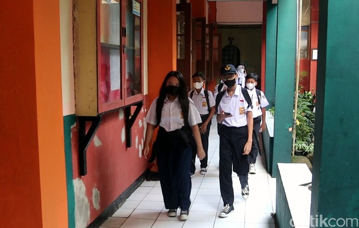 Sebanyak 330 sekolah mulai dari tingkat SD hingga SMP di Kota Bandung gelar PTM 100 persen hari ini. Kegiatan tersebut digelar dengan menerapkan prokes ketat.