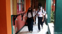 Para siswa dan guru pun diwajibkan untuk mengenakan masker saat mengikuti PTM 100 persen di dalam sekolah. Selain itu, didalam ruangan kelas pun sama, siswa harus tetap menjaga jarak dan mengurangi kontak fisik dengan siswa lainnya.