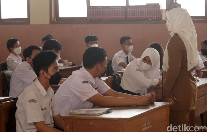 Sebanyak 330 sekolah mulai dari tingkat SD hingga SMP di Kota Bandung gelar PTM 100 persen hari ini. Kegiatan tersebut digelar dengan menerapkan prokes ketat.