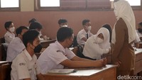 Kepala Dinas Pendidikan Kota Bandung Hikmat mengatakan, infrastruktur prokes di setiap sekolah sudah menjadi bagian yang tidak bisa dipisahkan. Saat disinggung jika terjadi kasus baru di setiap sekolah, Hikmat menyebut sudah bekerjasama dengan Dinas Kesehatan Kota Bandung yang akan melakukan penanganan kasus.