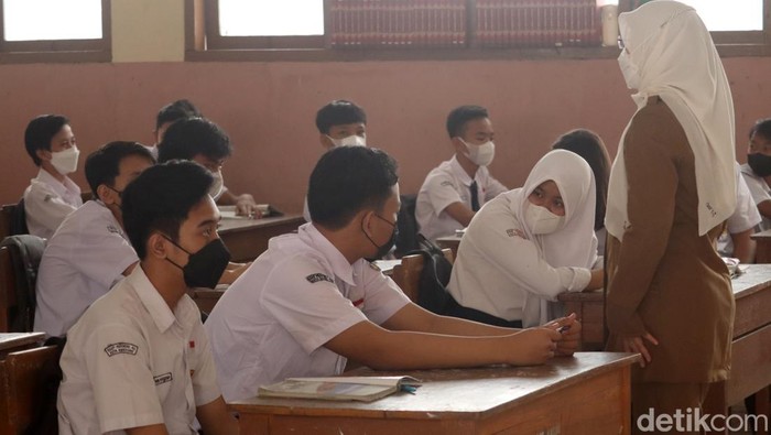 Sebanyak 330 sekolah mulai dari tingkat SD hingga SMP di Kota Bandung gelar PTM 100 persen hari ini. Kegiatan tersebut digelar dengan menerapkan prokes ketat.