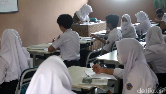 Sebanyak 330 sekolah mulai dari tingkat SD hingga SMP di Kota Bandung gelar PTM 100 persen hari ini. Kegiatan tersebut digelar dengan menerapkan prokes ketat.