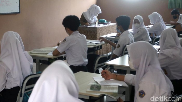 Ratusan Sekolah di Kota Bandung Gelar PTM 100 Persen Hari Ini Sebanyak 330 sekolah mulai dari tingkat SD hingga SMP di Kota Bandung gelar PTM 100 persen hari ini. Kegiatan tersebut digelar dengan menerapkan prokes ketat.