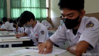 Sejumlah siswa di Kota Bandung kembali mengikuti kegiatan belajar tatap muka di sekolah, Senin (10/1/2022).