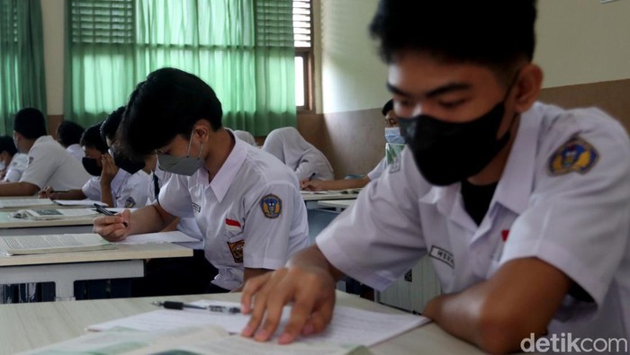 Sebanyak 330 sekolah mulai dari tingkat SD hingga SMP di Kota Bandung gelar PTM 100 persen hari ini. Kegiatan tersebut digelar dengan menerapkan prokes ketat.