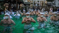 Selama menjalani ritual, mereka bertepuk tangan dan bernyanyi di pemandian air es. Mereka juga berdoa untuk menyucikan jiwa dan raga.