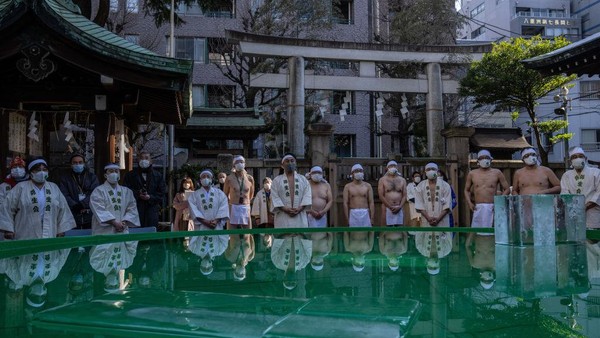 Peserta bersiap untuk mengikuti upacara mandi es selama ritual tahunan Shinto tahun baru di Kuil Teppozu Inari Shinto, Tokyo, Jepang, Minggu, (9/1/2022). Peserta bersiap untuk mengikuti upacara mandi es selama ritual tahunan Shinto tahun baru di Kuil Teppozu Inari Shinto, Tokyo, Jepang, Minggu, (9/1/2022).