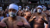Peserta melakukan pemanasan sebelum melakukan ritual mandi air es dalam upacara tersebut.