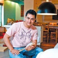 Aamir Khan dikabarkan bercerai dari Kiran Rao tahun lalu, Saat masih menikah, mereka menginvestasikan US$ 4,7 juta untuk properti. Times of India pernah mengabarkan, salah satu rumah mereka pernah menjadi sasaran demonstran. Aamir Khan diprotes karena pernah mengkritik masalah toleransi di India. (Foto: YouTube dan Instagram)