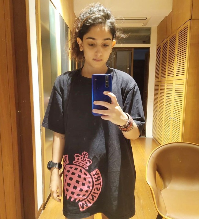 Interior kayu tampak mendominasi untuk mempertegas tema alam yang diusung. Apartemen ini dilengkapi ruang belajar dan gym kecil. (Foto: YouTube dan Instagram)