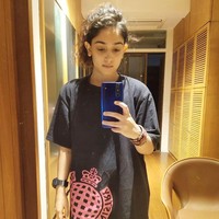 Interior kayu tampak mendominasi untuk mempertegas tema alam yang diusung. Apartemen ini dilengkapi ruang belajar dan gym kecil. (Foto: YouTube dan Instagram)