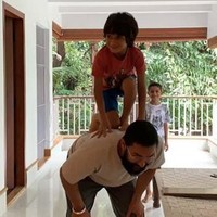 Terdapat teras yang luas bagi Aamir Khan untuk bermain dengan ketiga anaknya. (Foto: YouTube dan Instagram)