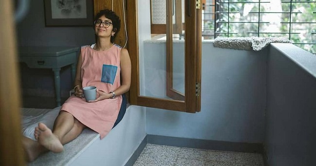 Kiran Rao menghadirkan nuansa alam ke apartemen dua lantai tersebut. Properti seluas 464 meter persegi itu didesain oleh arsitek kenamaan asal India, Anuradha Parikh. (Foto: YouTube dan Instagram)