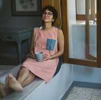 Kiran Rao menghadirkan nuansa alam ke apartemen dua lantai tersebut. Properti seluas 464 meter persegi itu didesain oleh arsitek kenamaan asal India, Anuradha Parikh. (Foto: YouTube dan Instagram)