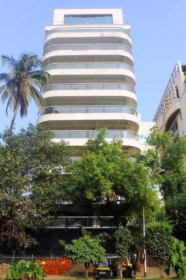 Properti Aamir Khan tersebar di beberapa area di Mumbai, India. Salah satunya apartemen yang berada di sebuah kawasan elite di jantung kota. (Foto: YouTube dan Instagram)