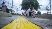 Plaza ini dilengkapi dengan taman, guiding block hingga papan petunjuk transportasi.